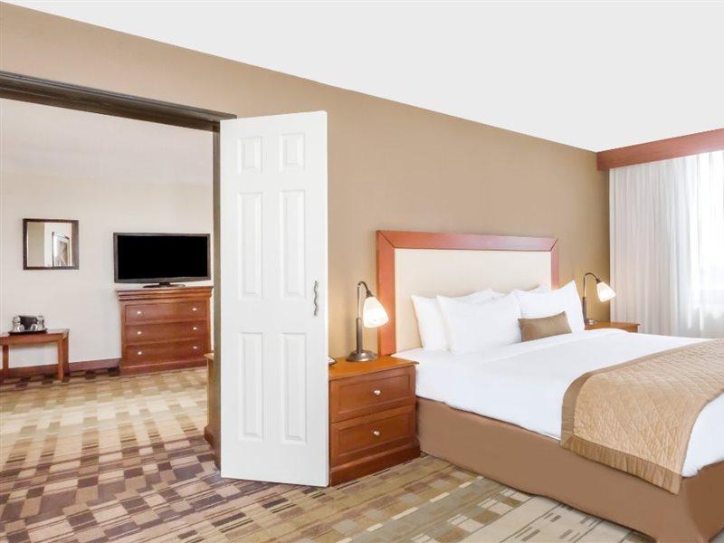 Clarion Hotel & Suites マウント・ローレル エクステリア 写真