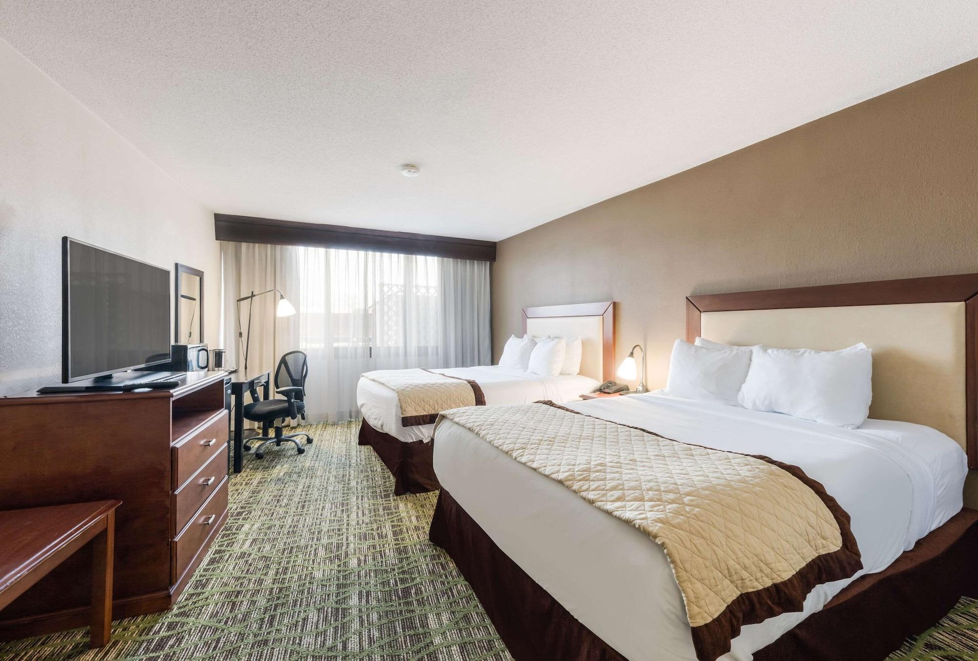 Clarion Hotel & Suites マウント・ローレル エクステリア 写真