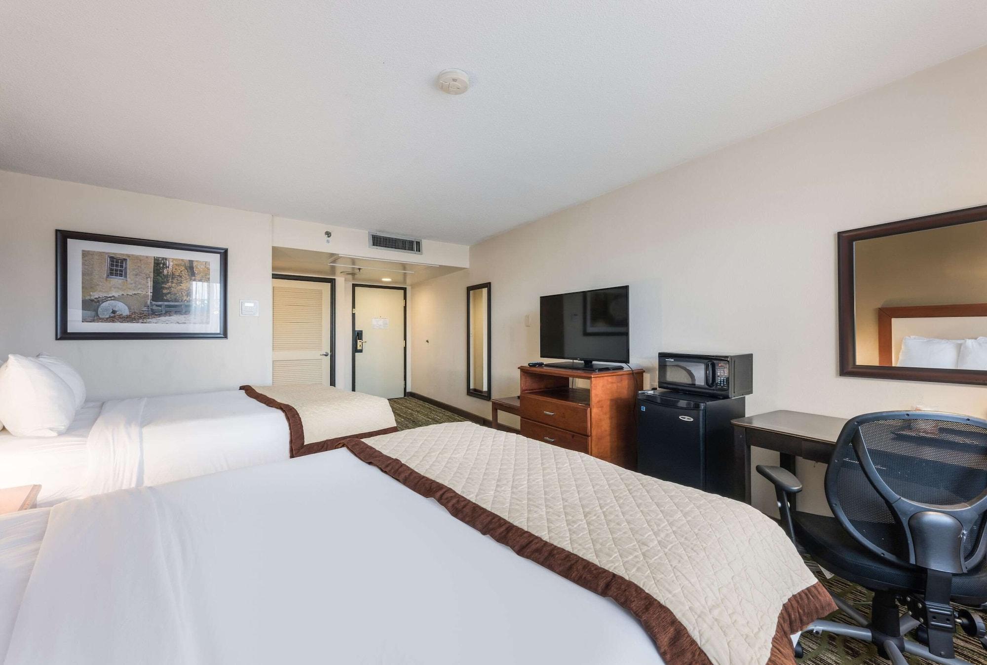 Clarion Hotel & Suites マウント・ローレル エクステリア 写真