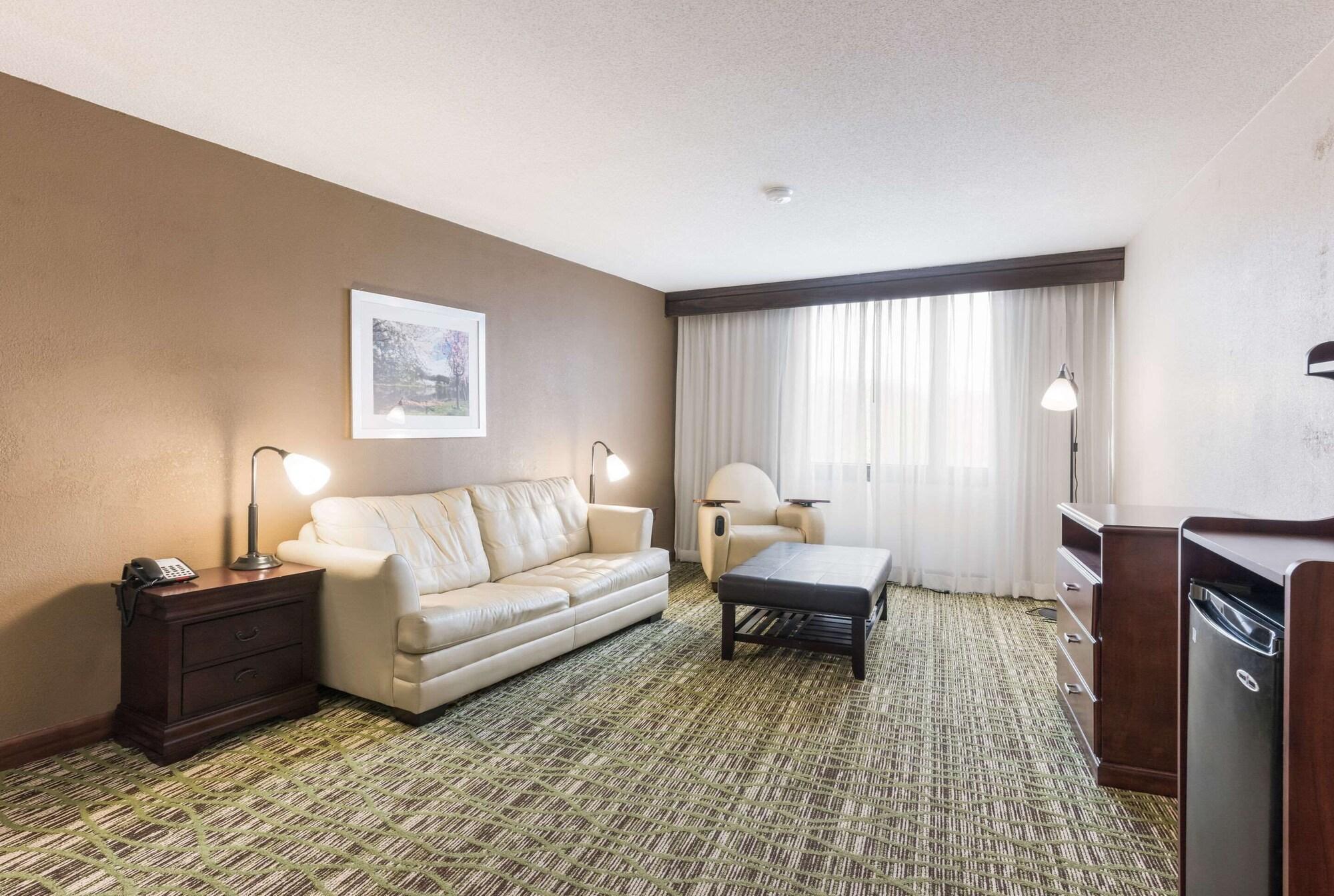 Clarion Hotel & Suites マウント・ローレル エクステリア 写真
