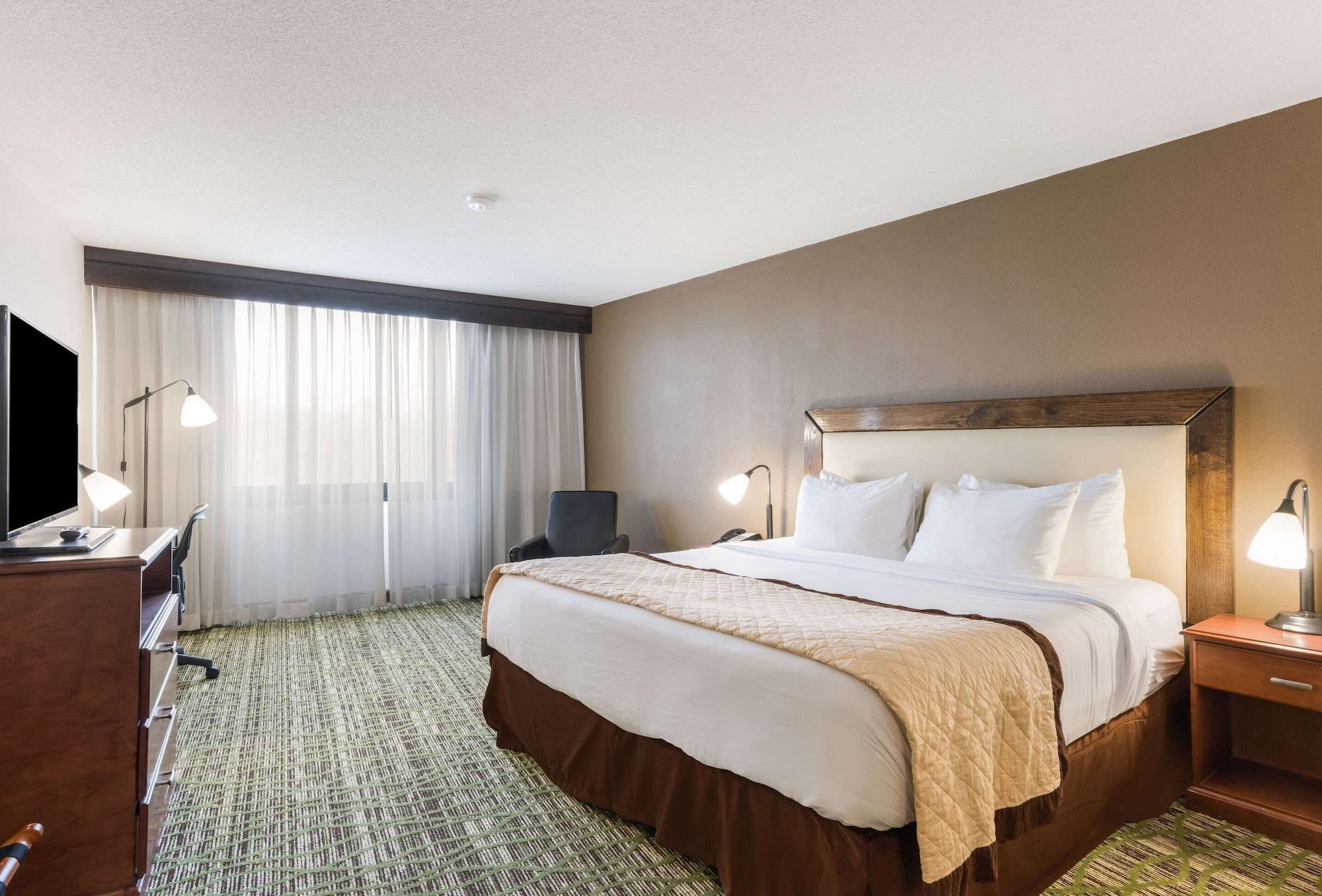 Clarion Hotel & Suites マウント・ローレル エクステリア 写真