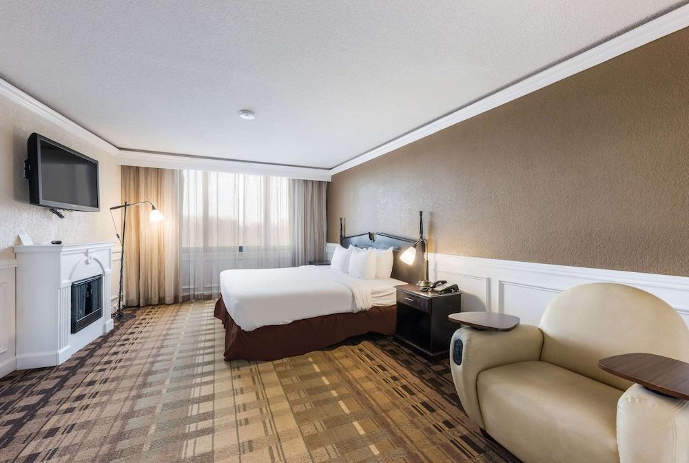 Clarion Hotel & Suites マウント・ローレル エクステリア 写真