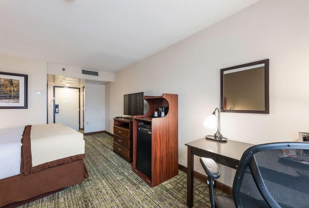 Clarion Hotel & Suites マウント・ローレル エクステリア 写真