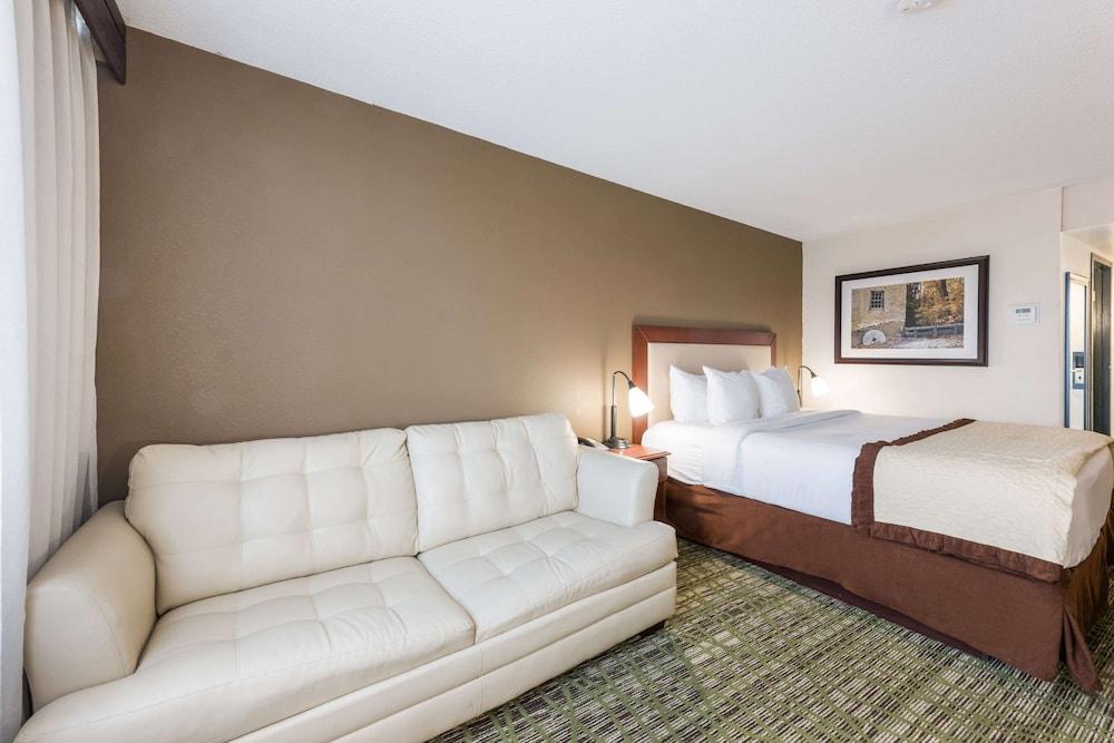 Clarion Hotel & Suites マウント・ローレル エクステリア 写真
