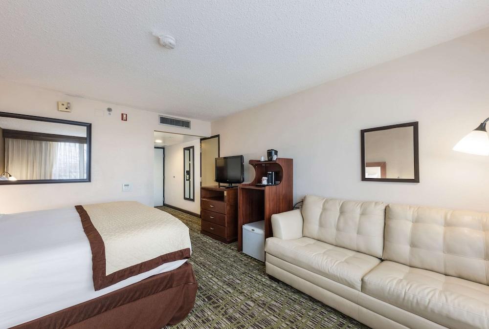 Clarion Hotel & Suites マウント・ローレル エクステリア 写真